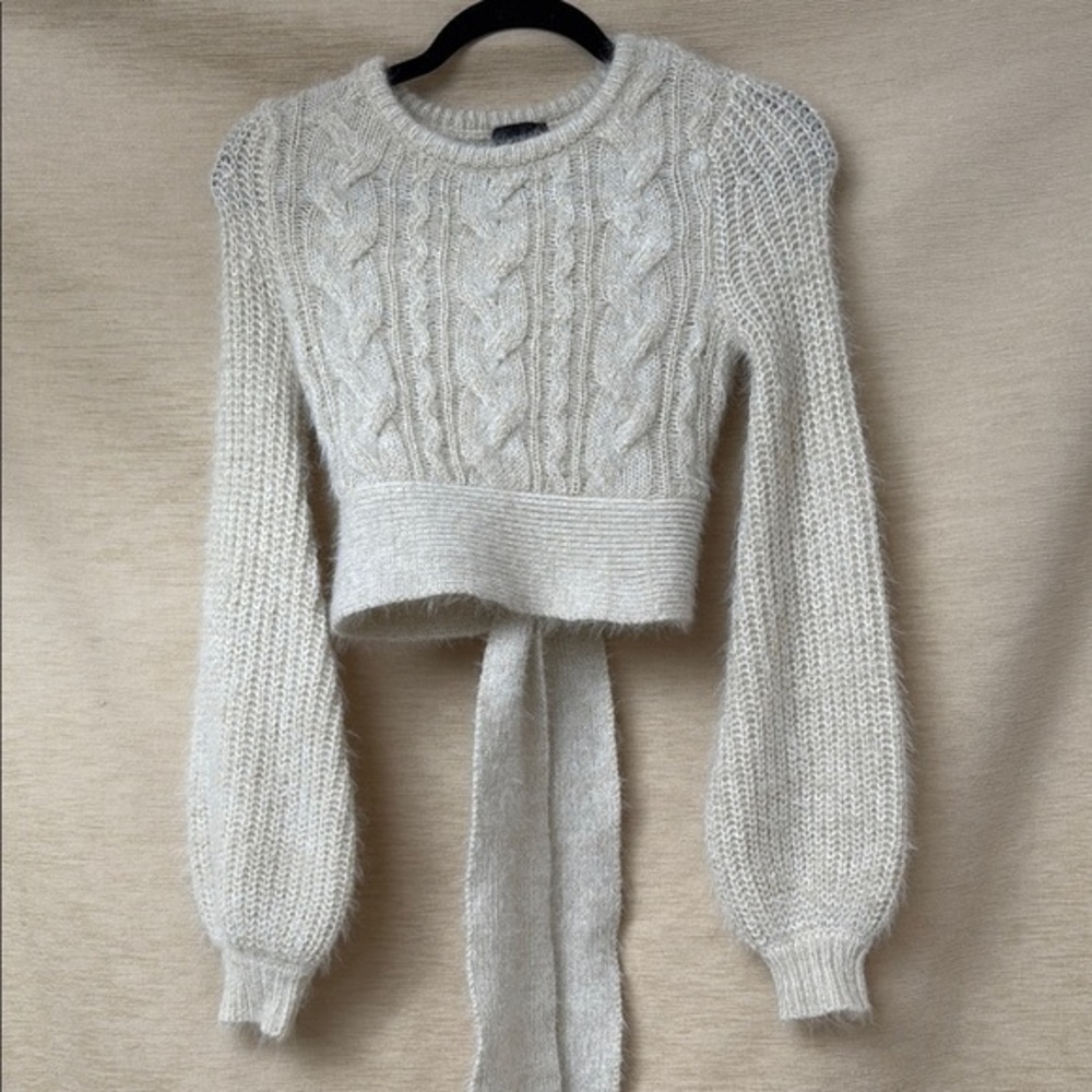 Vivian Tie Crop Top in Champagne
MAJORELLE